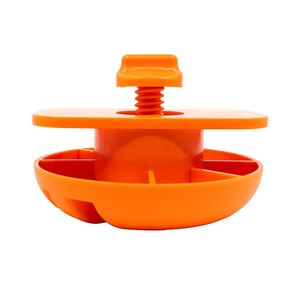 Orange Halterung mit Schraube und Schlitz für ein Kabel, auf weißem Hintergrund.