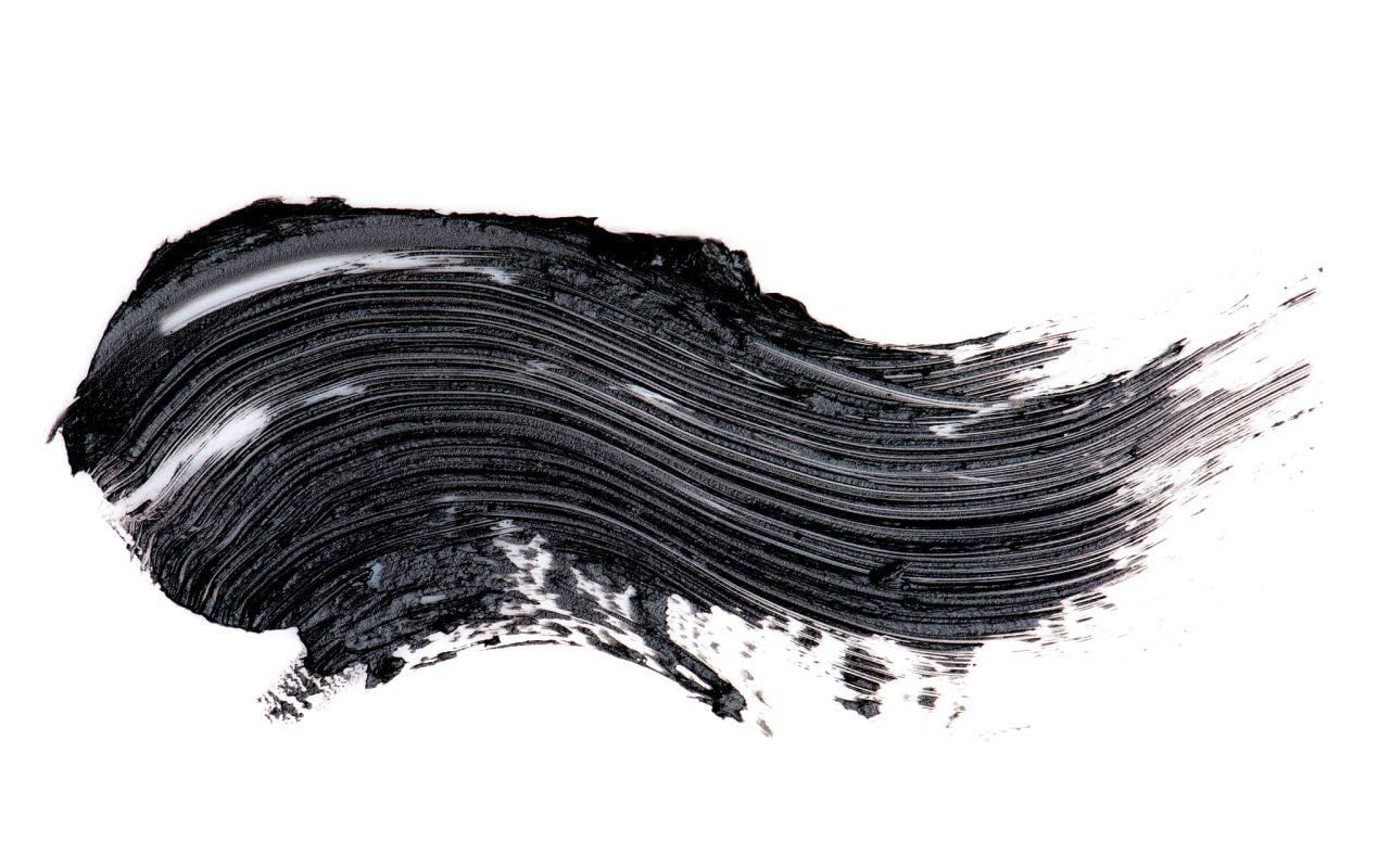 Schwarzer Mascara-Abstrich. Wellenförmige Textur. Produktmerkmal: Tiefschwarz.