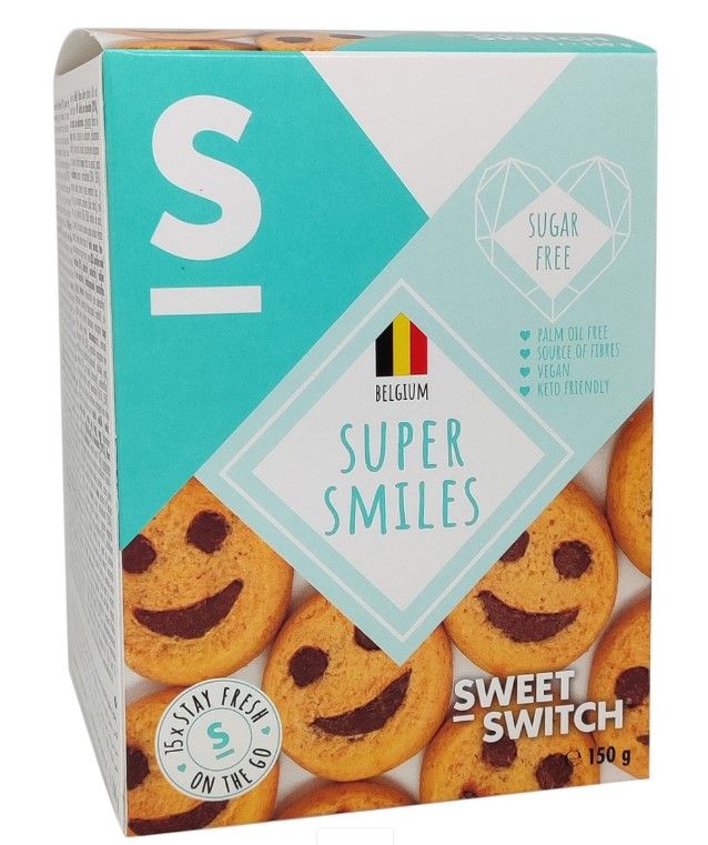 Verpackung mit Keksen. Aufdruck: "Super Smiles", "Sweet Switch", "Zuckerfrei", belgische Flagge. Kekse mit Smiley-Gesichtern.