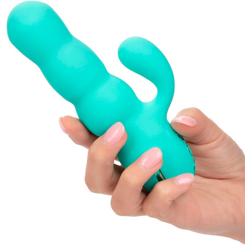 Hand hält türkisfarbenen Vibrator mit abgerundeten Formen und einem gebogenen Arm.