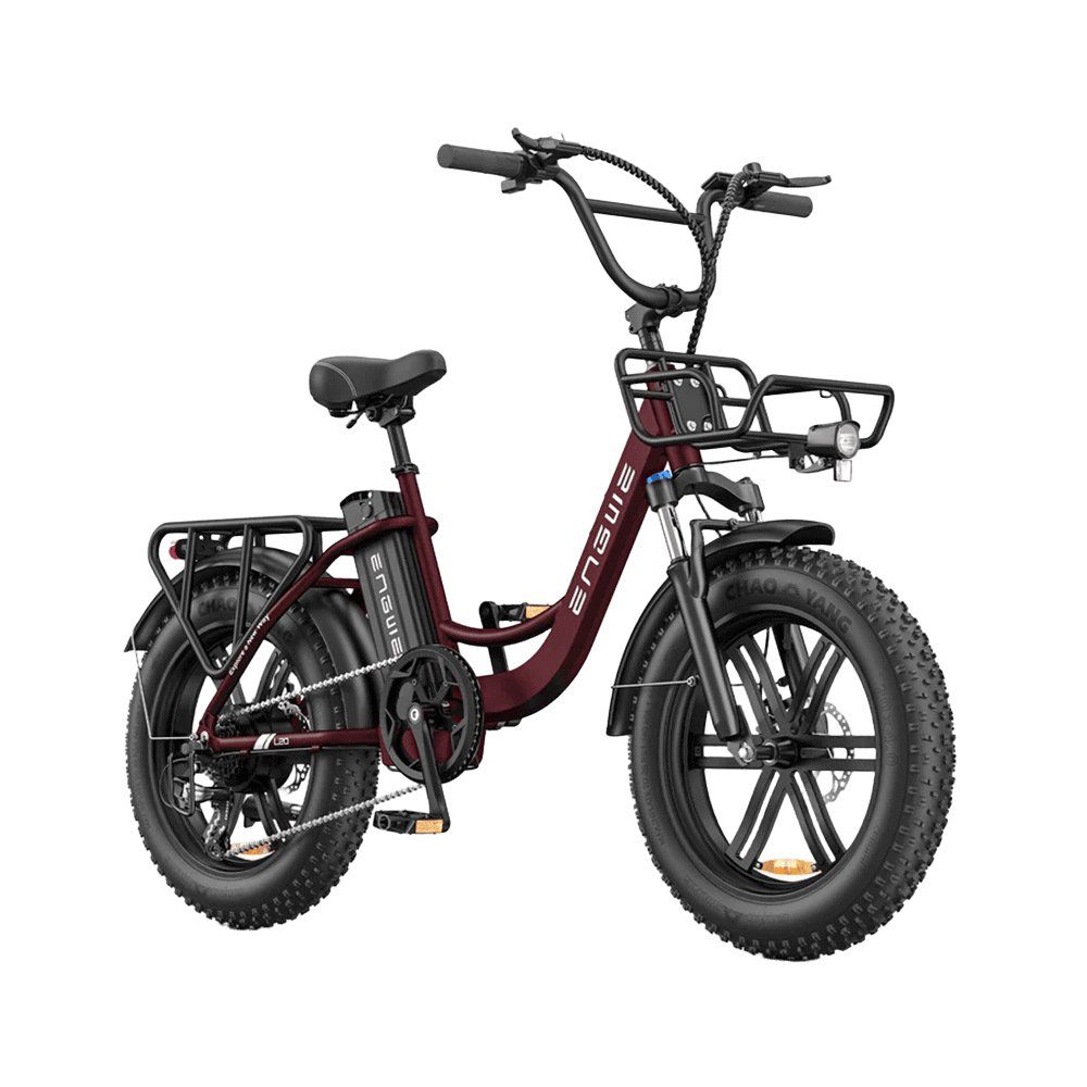 Bicicletta elettrica ENGWE L20 Boost, burgunderfarben. Breitreifen, Gepäckträger, Korb, Akku. Schwarze Details. Auf weißem Hintergrund.