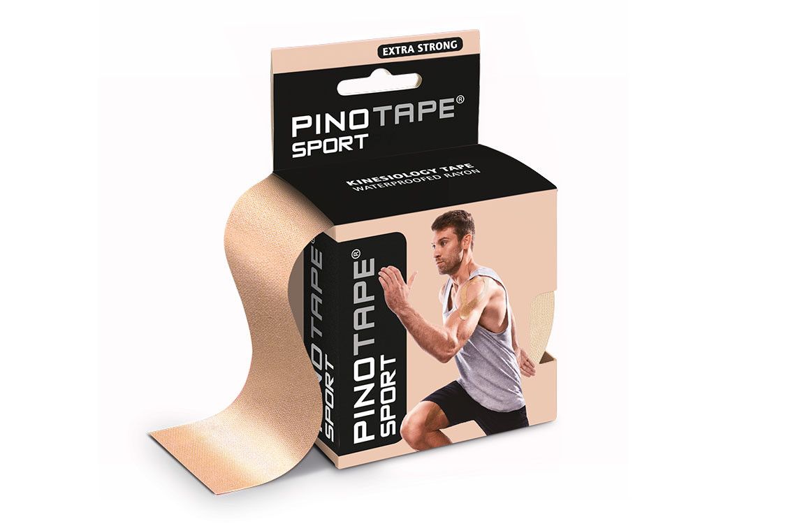 Beige Kinesiologie-Tape in Verpackung. Aufdruck: PINOTAPE SPORT. Abbildung eines Sportlers. Extra Strong.