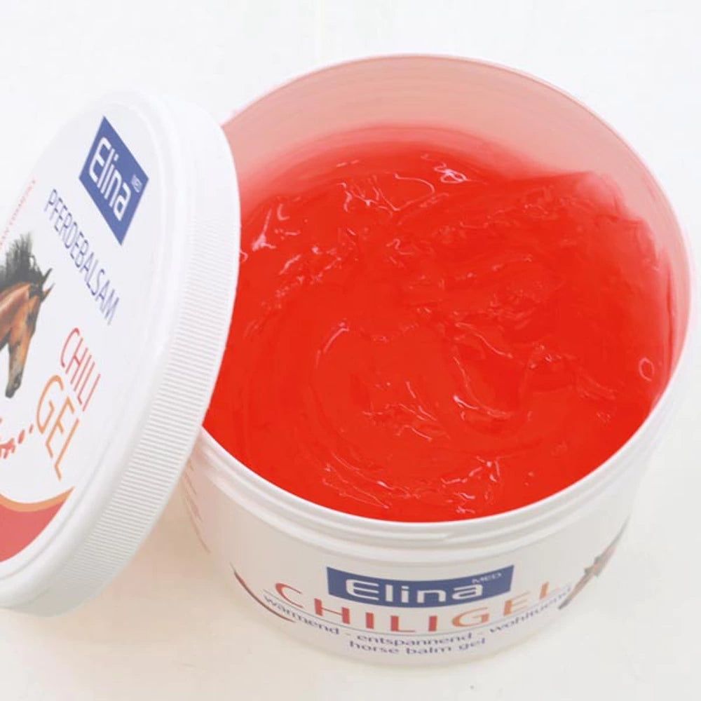 Weißer Tiegel mit Deckel. Rotes Gel im Inneren. Auf dem Deckel steht "Elina Pferdebalsam Chili Gel".