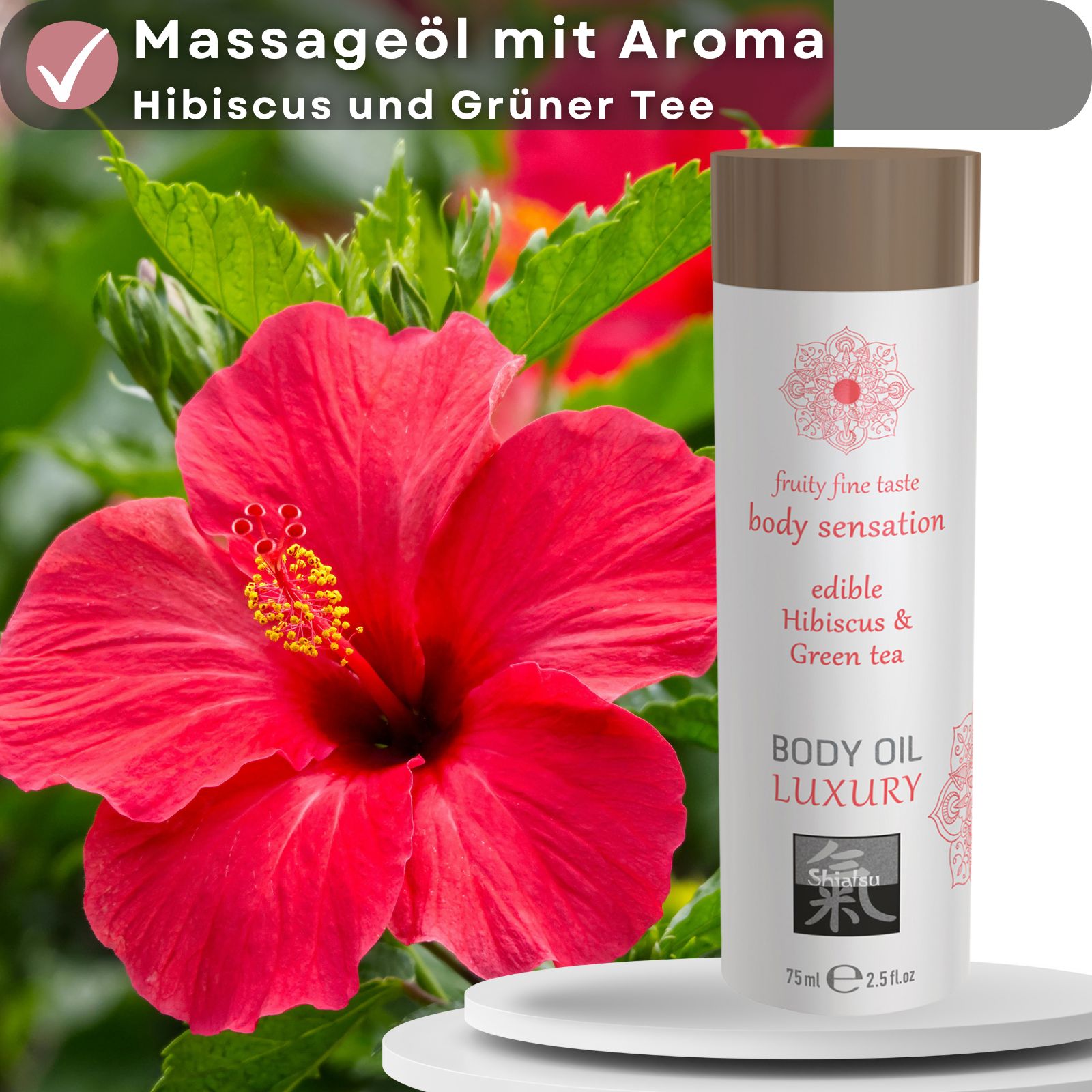 Produktflasche neben Hibiskusblüte. Textfeld: Massageöl mit Aroma Hibiskus und Grüner Tee. Floral-Design. 75ml.