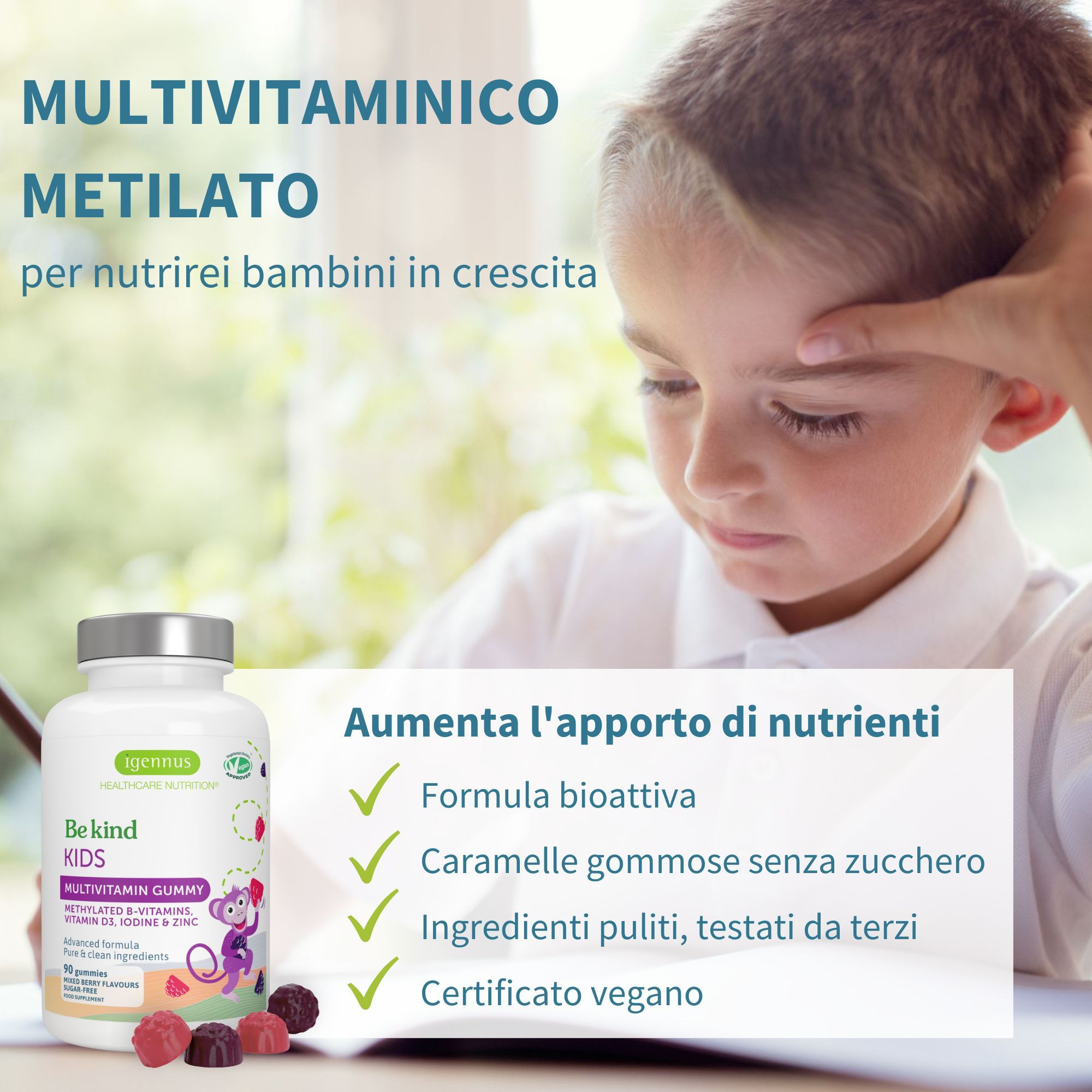 Flasche mit Fruchtgummis. Kind liest. Text: Multivitaminico Metilato. Für Kinder. Bioaktive Formel, zuckerfreie Fruchtgummis, saubere Inhaltsstoffe.