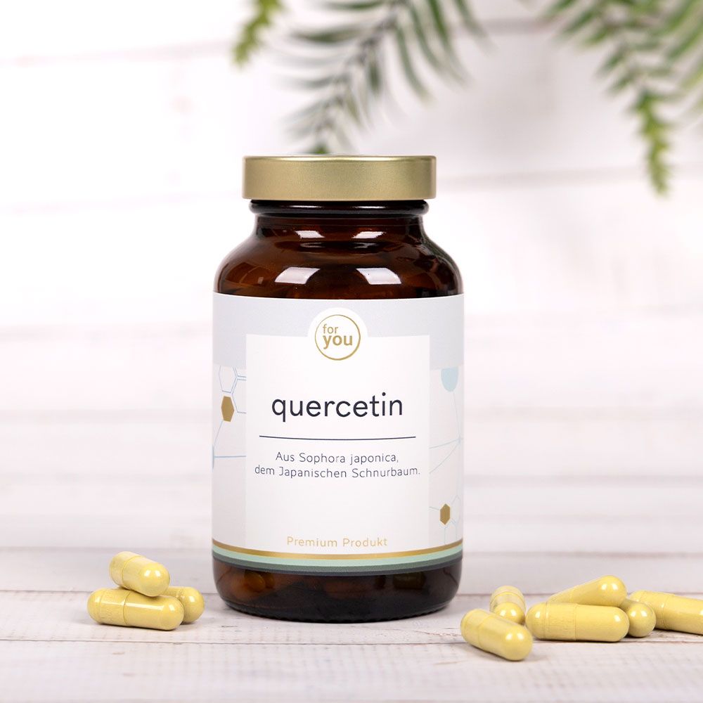 Braune Glasflasche mit goldfarbenem Deckel und Kapseln. Etikett mit "for you" und "quercetin". Text: Aus Sophora japonica, dem Japanischen Schnurbaum.