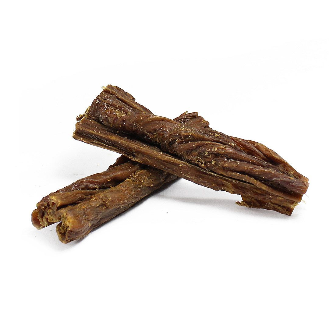 Zwei braune, längliche Kausnacks. Die Oberfläche ist uneben und strukturiert. Auf weißem Hintergrund.