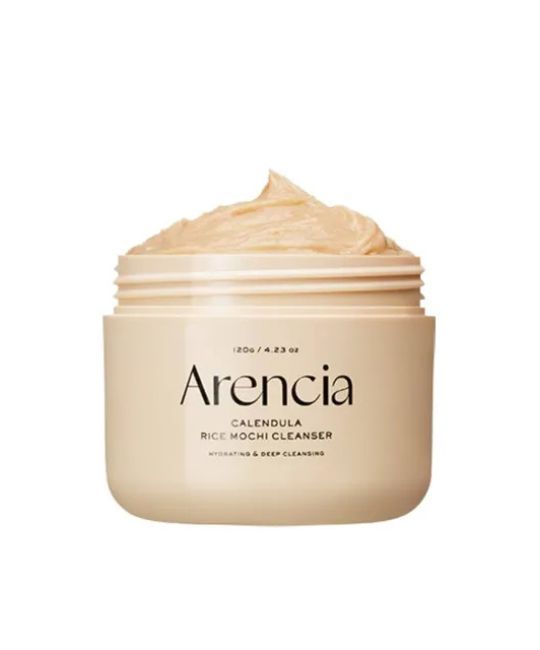 Offener Tiegel mit Creme. Aufschrift: Arencia, Rice Mochi Cleanser. Text: Hydratisierend & Tiefenreinigung. Beige Farbe.