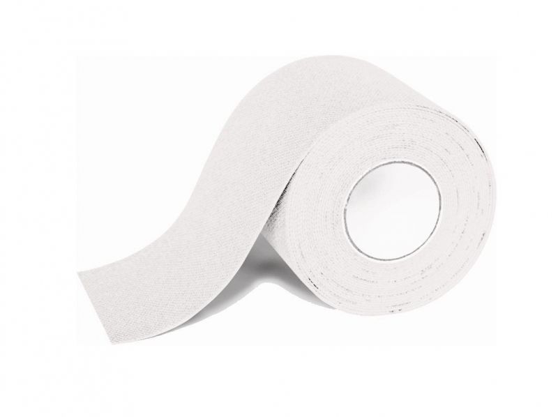 Rolle weißes Kinesio-Tape. Das Tape ist abgerollt.