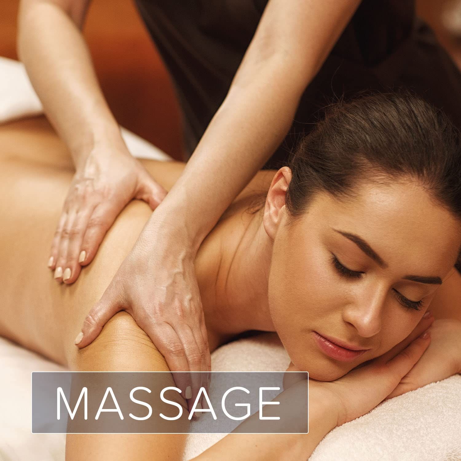 Frau erhält Rückenmassage. Text: Massage.