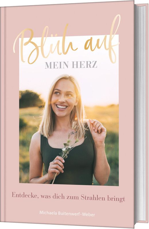 Buch mit rosafarbenem Einband. Titel: Blüh auf, mein Herz. Auf dem Cover eine lächelnde Frau mit Blumen. Autorin: Michaela Buitenwerf-Weber.