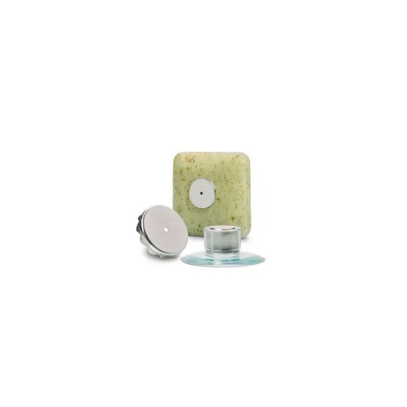 Drei Teile: Seifenhalter, Seife und Halterung. Die Seife ist quadratisch und grün. Der Halter ist silberfarben. Die Halterung ist transparent.
