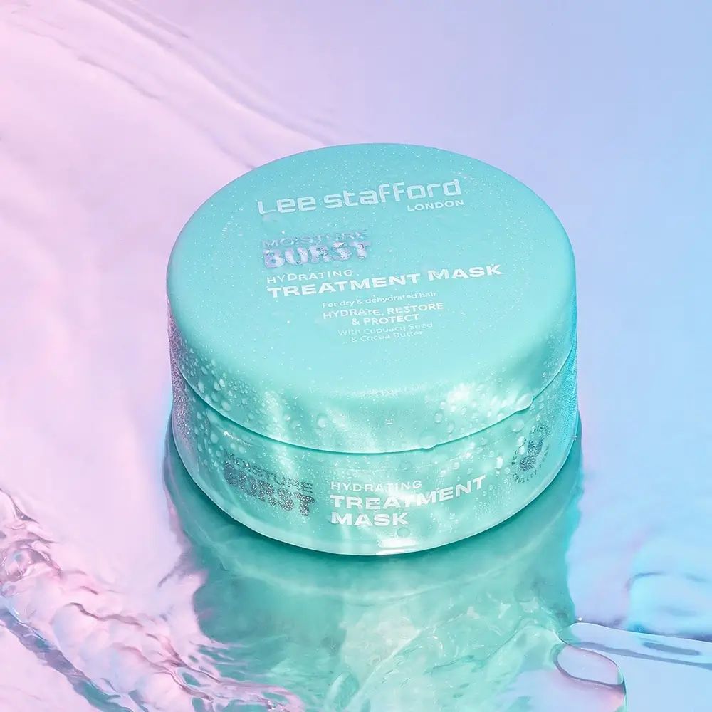 Runde, türkisfarbene Dose. Aufschrift: Lee Stafford, Moisture Burst, Hydrating Treatment Mask. Auf glänzender Oberfläche.