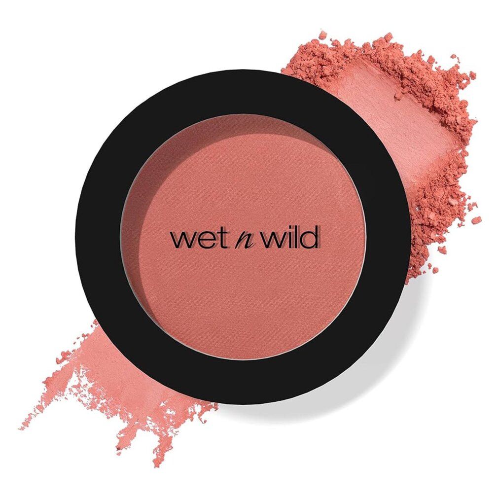 Runder, rosafarbener Blush in schwarzem Behälter. Aufschrift "wet n wild". Daneben Puderabrieb.