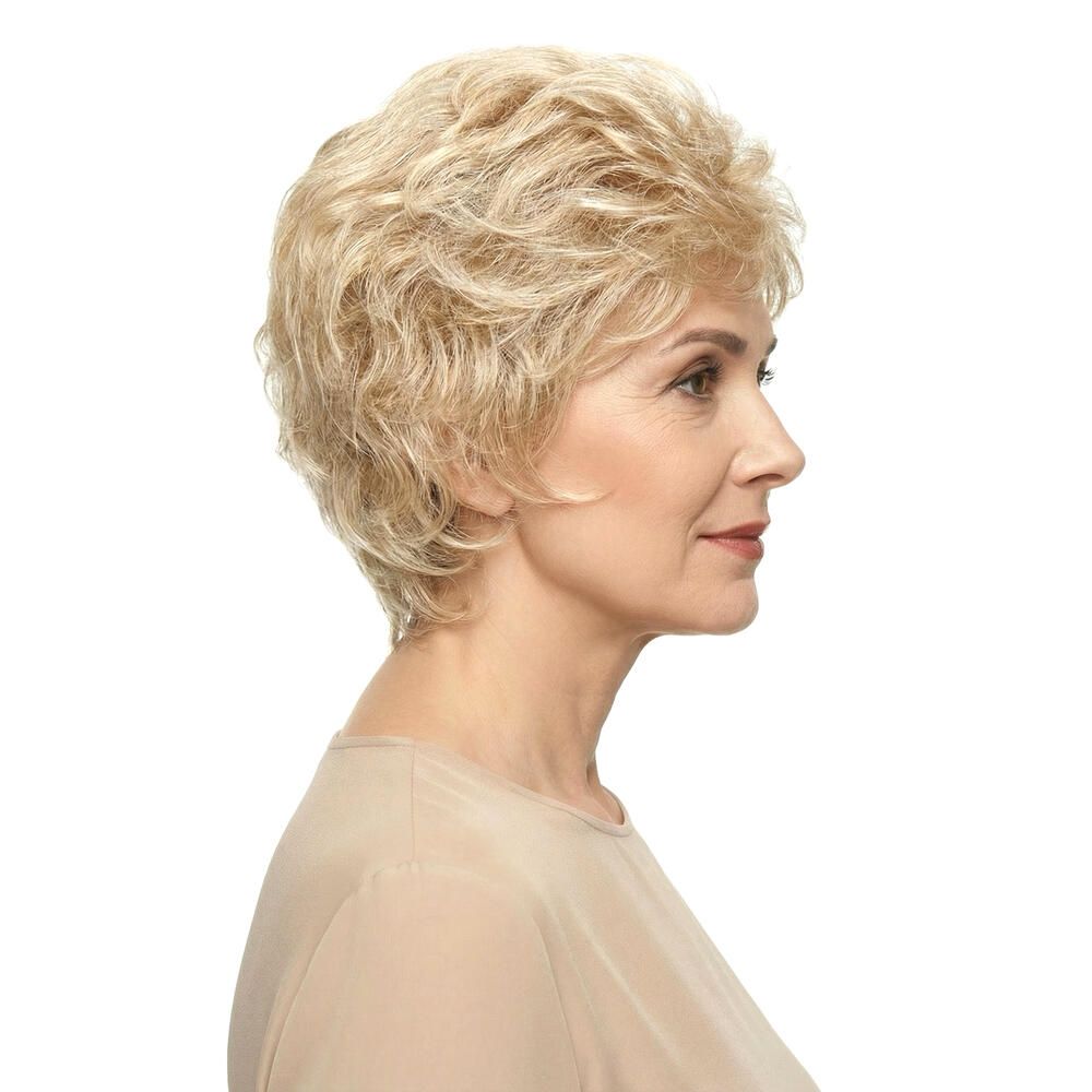 Blonde Perücke MONACO. Kurze, gewellte Frisur. Seitenansicht einer Frau mit beigem Oberteil.