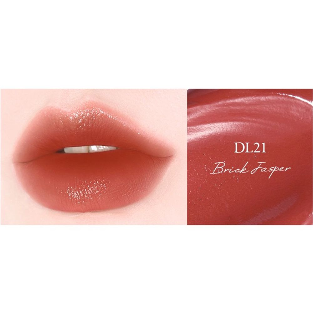 Nahaufnahme von Lippen mit Lipgloss. Rechts daneben ein Farbfleck mit der Aufschrift "DL21 Brick Jasper".