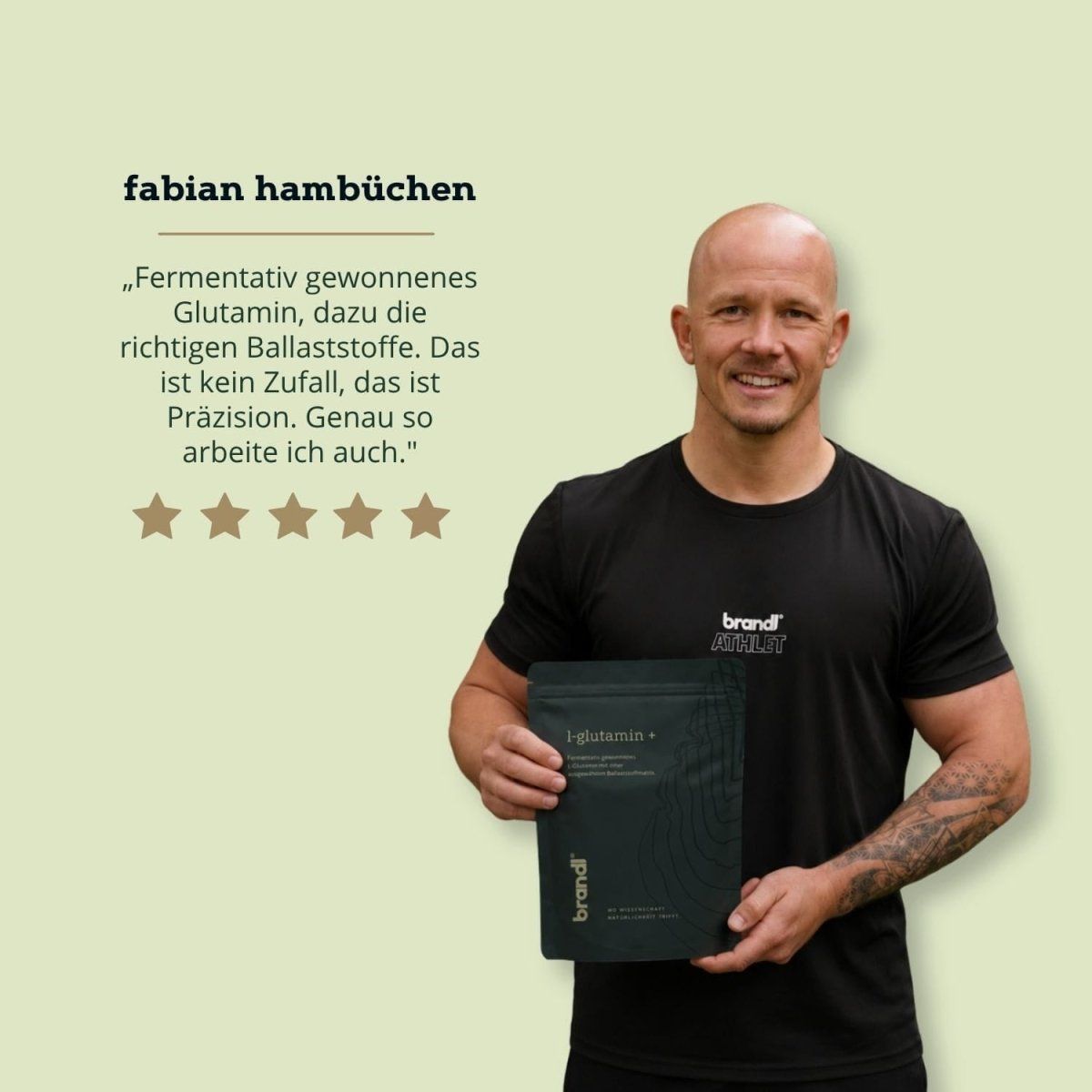 Dunkelgrüner Beutel mit L-Glutamin Pulver, daneben eine Schale mit Pulver und ein Löffel.