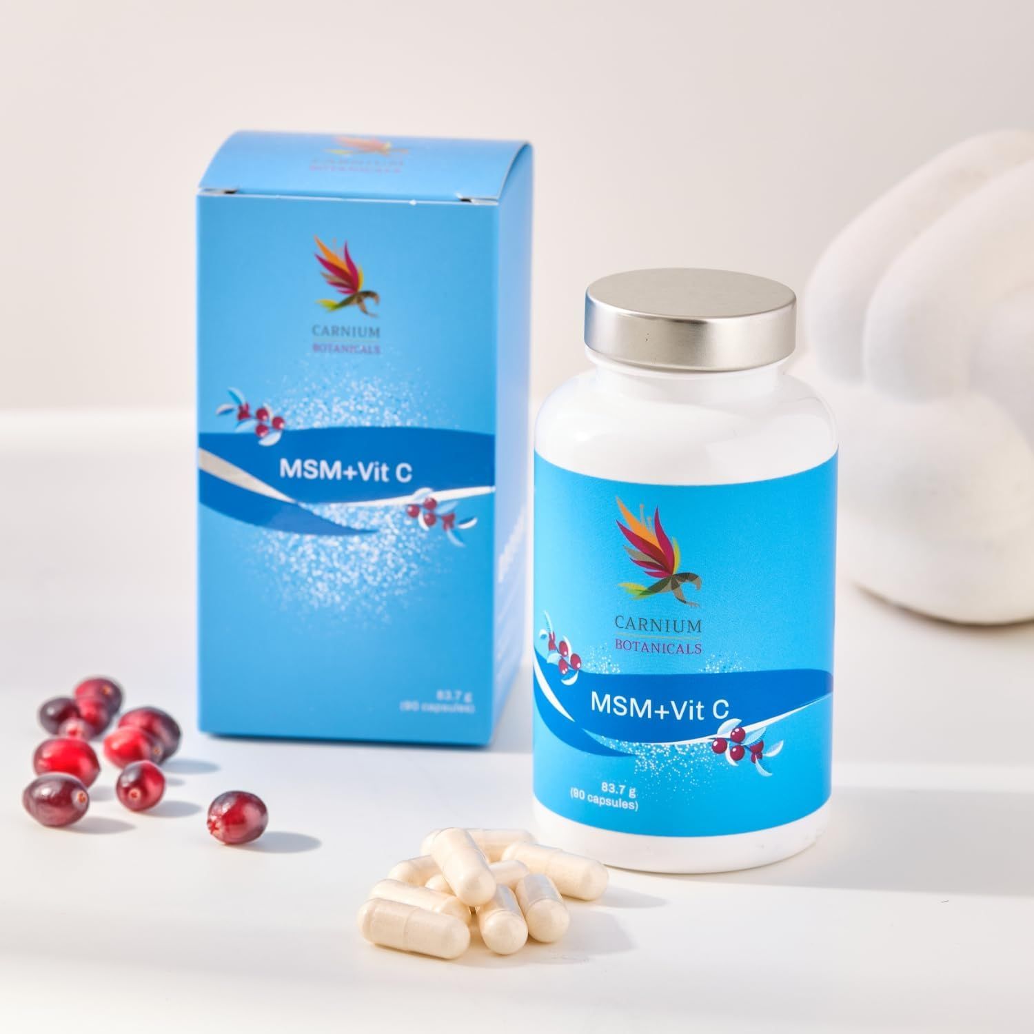 Blau-weiße Schachtel und Flasche "MSM+Vit C" mit Kapseln und Cranberries.