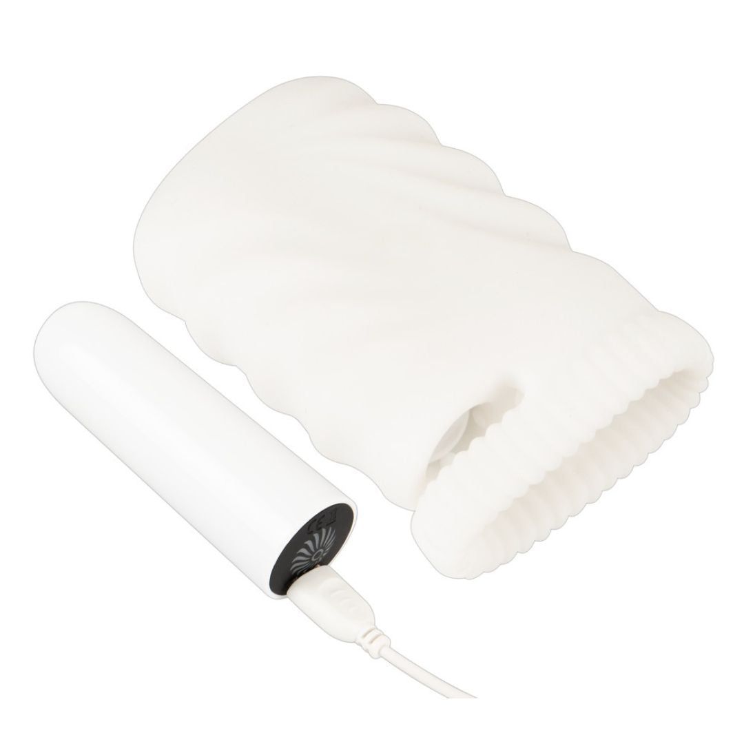 Weißes Masturbator-Design mit geriffelter Oberfläche und Öffnung. Ein weißer Vibrator mit Ladekabel liegt daneben.