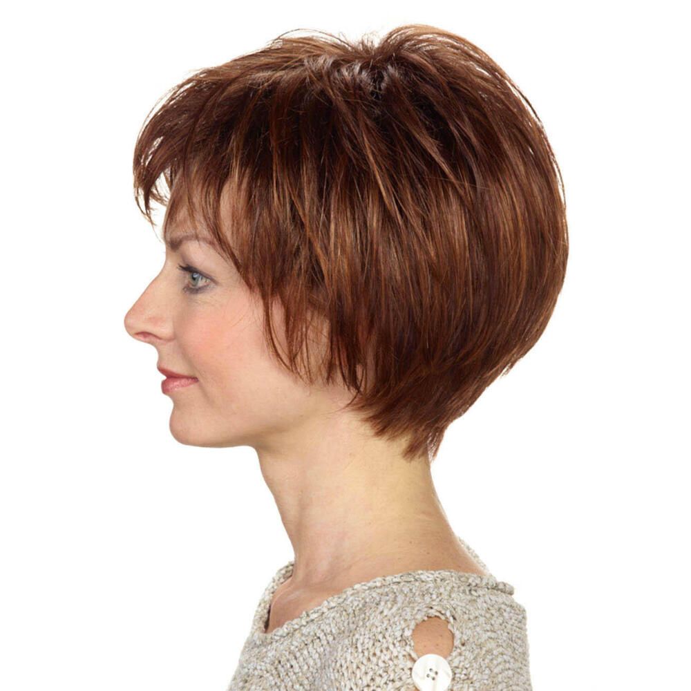 Kurzhaarperücke, rotbraune Farbe. Frau im Profil, Perücke.
