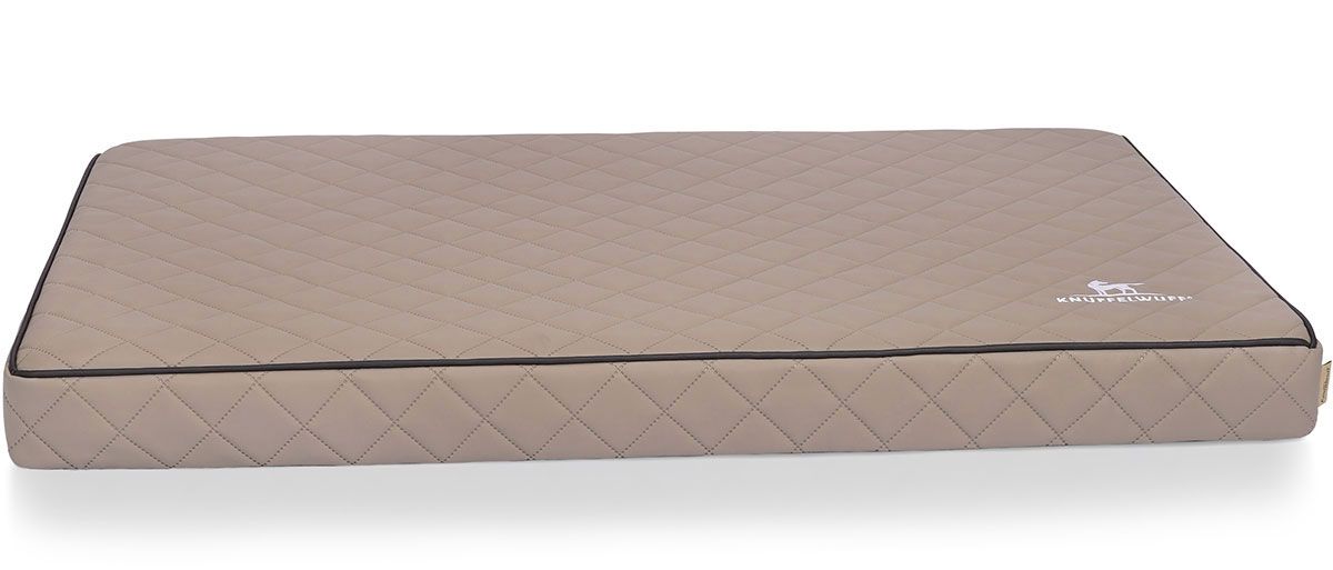 Orthopädische Hundematte, beige, rechteckig, mit schwarzem Rand und Steppmuster. Logo rechts unten.