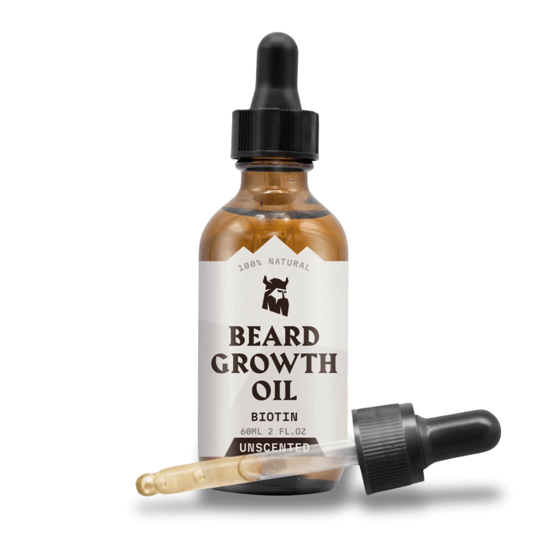 Braune Glasflasche mit schwarzem Deckel und Pipette. Etikett mit Aufschrift "BEARD GROWTH OIL", "Biotin" und "Unscented".