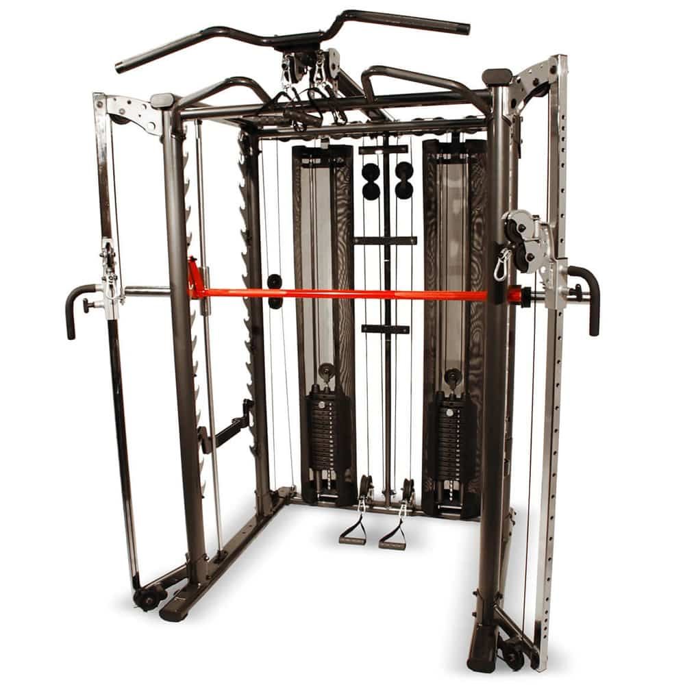 Functional-Trainer. Stahlkonstruktion mit Gewichtsblöcken, Klimmzugstange und Seilzügen. Rote Stange. Schwarze Griffe. Silberne und schwarze Elemente.