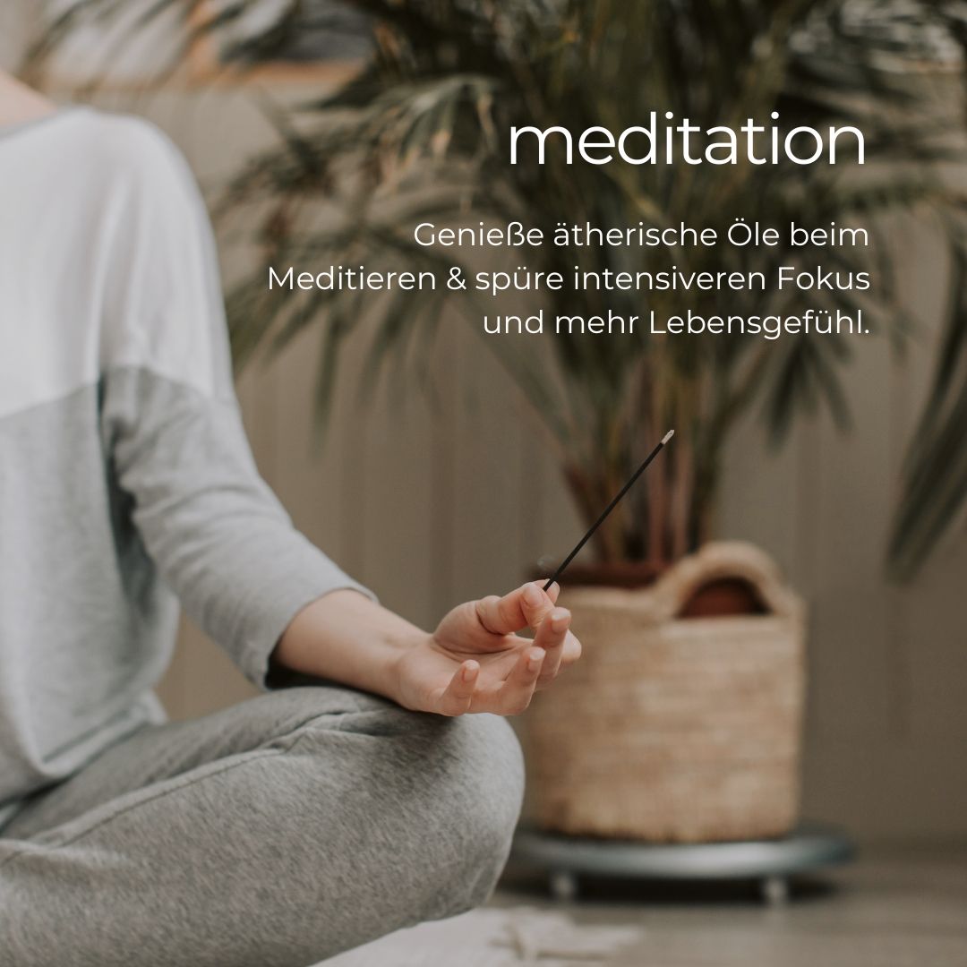 Person meditiert. Text: Meditation.