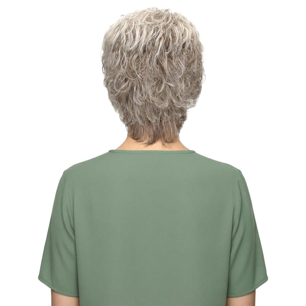 Rückansicht einer Kurzhaarperücke mit grauen Strähnen. Frau mit grünem Oberteil.
