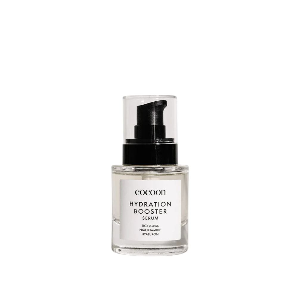 Serumflasche mit schwarzem Pumpkopf und transparentem Deckel. Aufschrift: cocoon, HYDRATION BOOSTER SERUM.