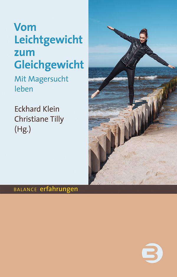Buchcover mit Titel: Vom Leichtgewicht zum Gleichgewicht. Eine Frau balanciert auf einem Holzsteg am Meer.
