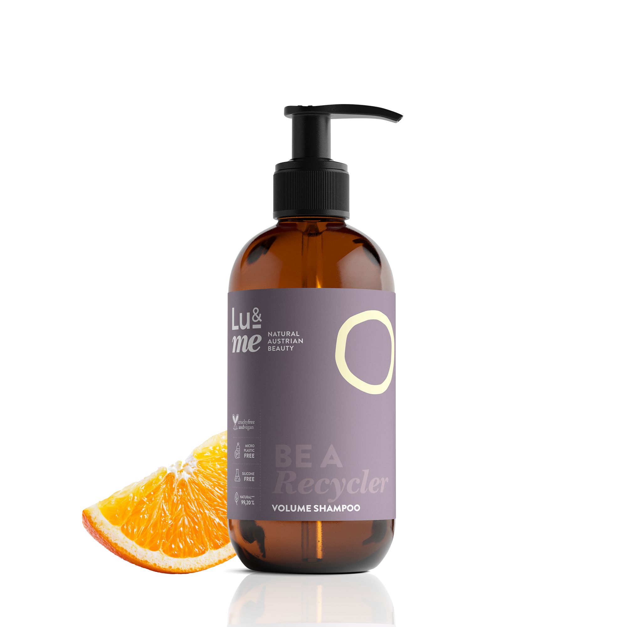 Braune Flasche mit schwarzem Pumpverschluss und einer Orangenscheibe. Aufkleber mit Produktinformationen.