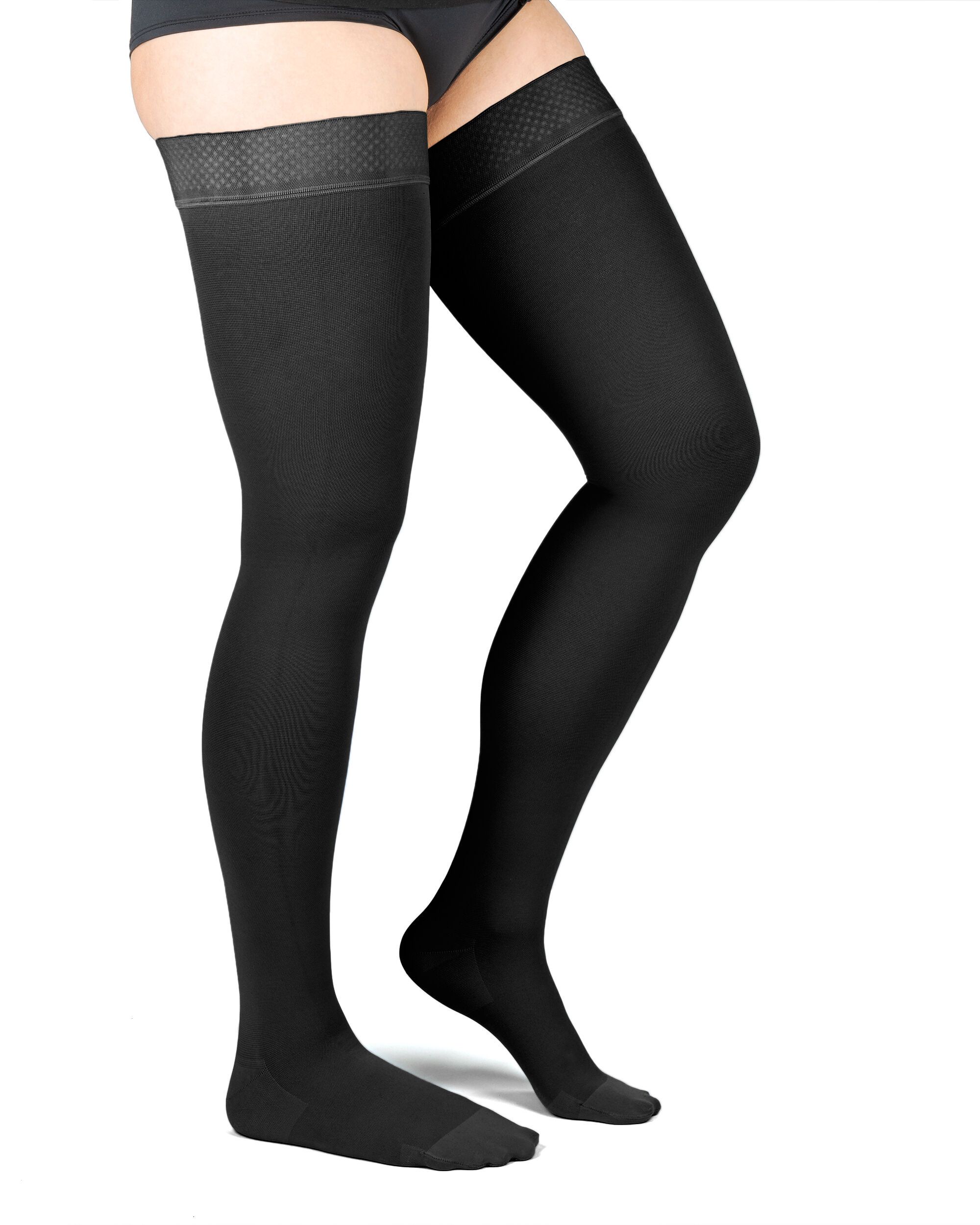 Schwarze Oberschenkelstrümpfe an Beinen. Mit Haftband. Glattes Material.