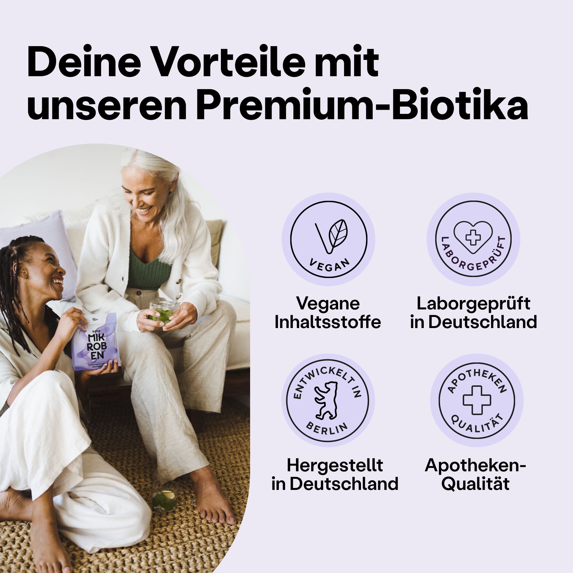 Zwei Frauen sitzen zusammen. Logos: Vegan, Laborgeprüft, Hergestellt in Deutschland, Apotheken-Qualität.