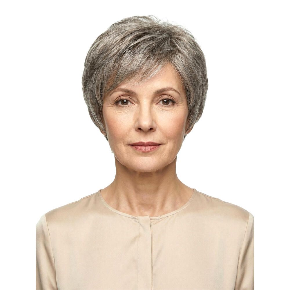 Frau mit grauer Kurzhaarperücke. Frontansicht. Helles Oberteil. Weißer Hintergrund.