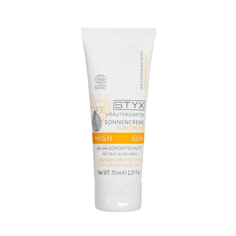 Weiße Tube mit STYX Kräutergarten Sonnencreme LSF 30. Text: High Sun, Sofortschutz mit Bio-Aloe Vera, Wasserabweisend. Zertifizierung.