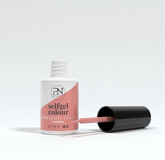 Nagellackflasche mit Pinsel und schwarzem Deckel. Aufschrift: PN, Selfgel Colour, N19 Pretty Peachy, Step 03.