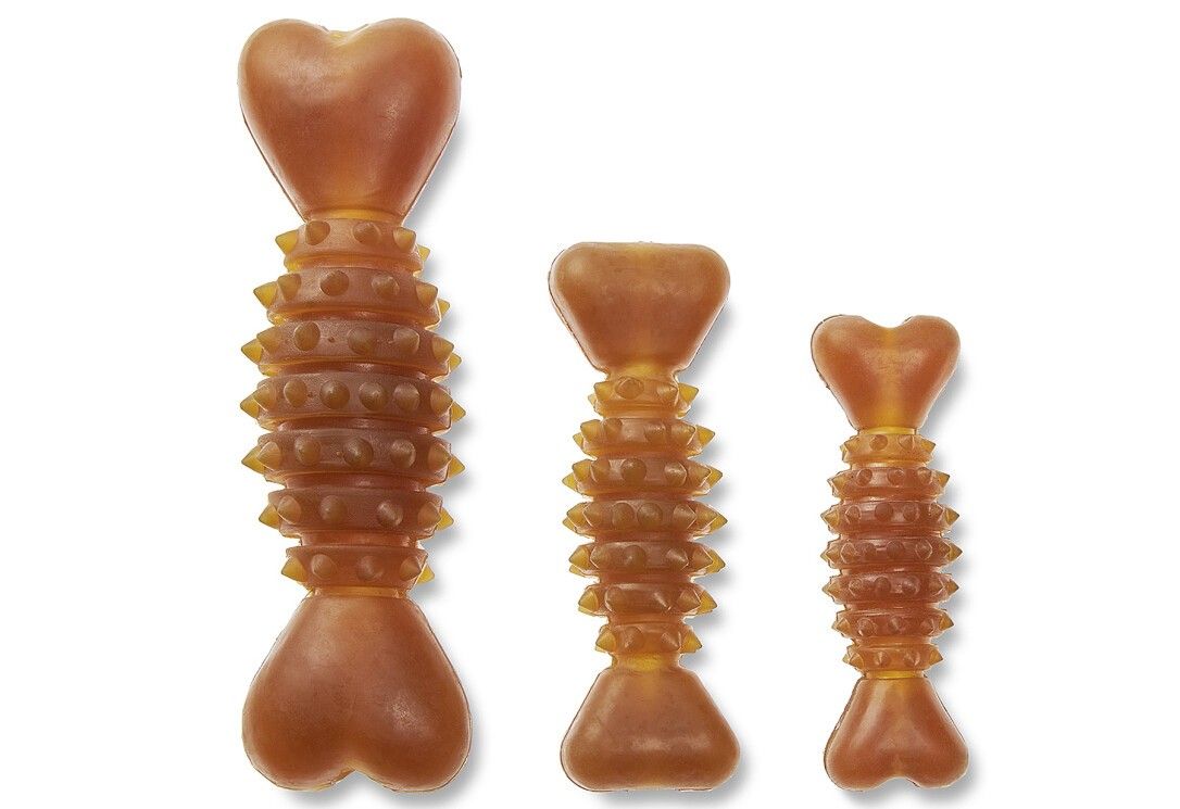 Drei Zahnpflege-Kauspielzeuge in Knochenform. Verschiedene Größen. Braunes, strukturiertes Material mit Noppen.