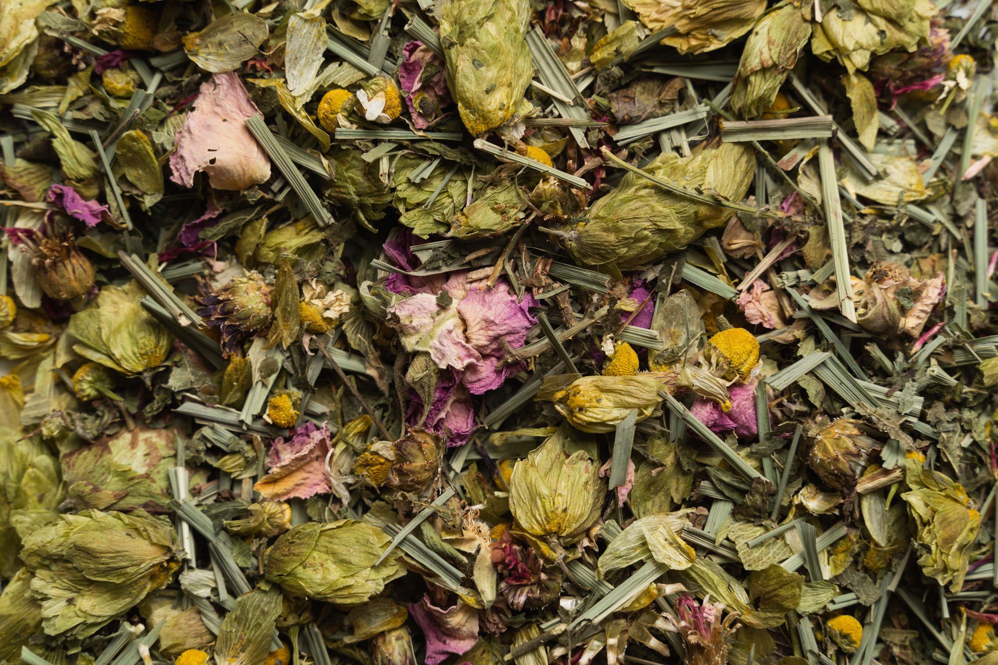 Nahaufnahme von getrockneten Kräutern und Blüten. Verschiedene Farben und Texturen, lose verstreut.