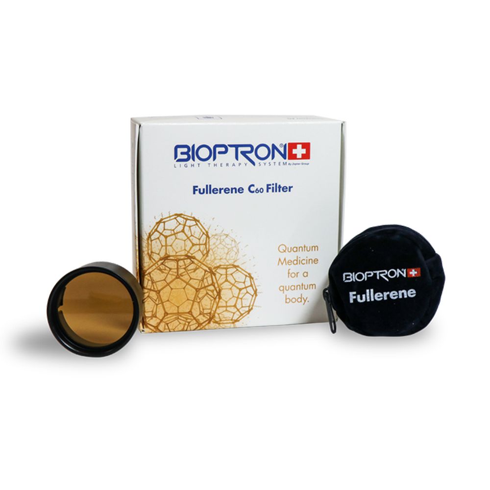 Filter und Verpackung. Schwarzer Filter, Filterbox mit Aufschrift 'Bioptron' und 'Fullerene'. Schwarze Tasche mit Reißverschluss.