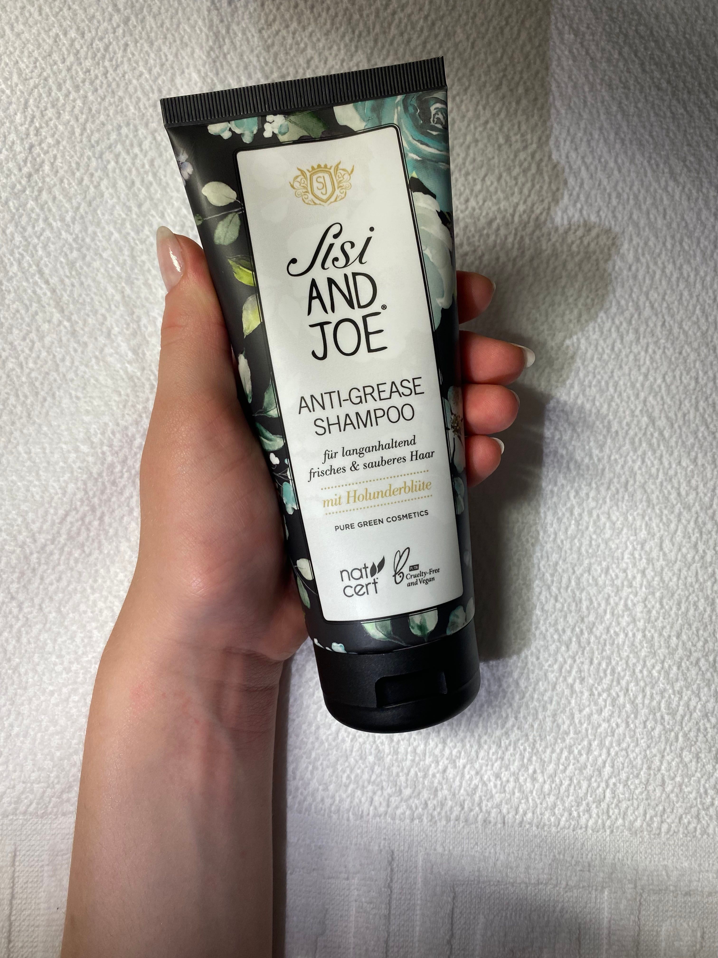 Schwarze Tube mit floralem Muster. Aufschrift: Sisi and Joe, Anti-Grease Shampoo, mit Holunderblüte. Natrue-Zertifizierung.