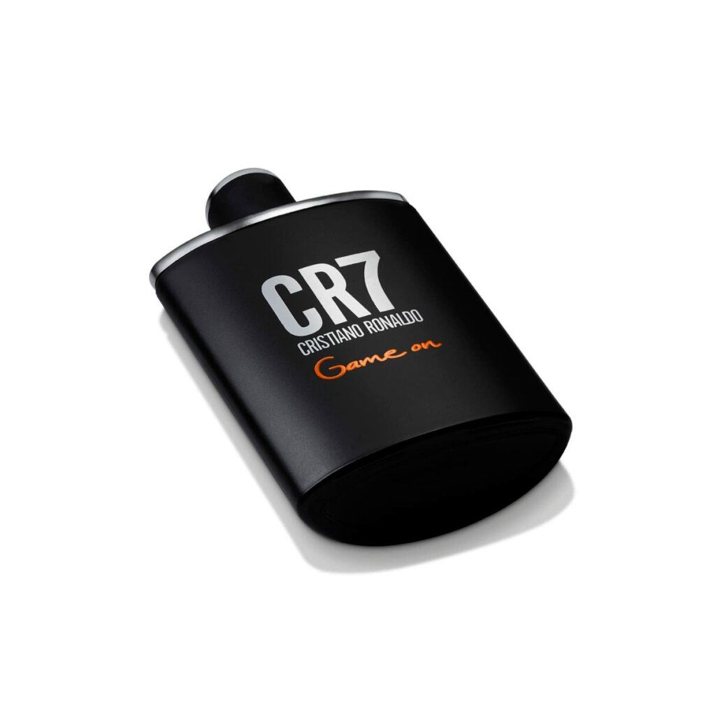 Drei Produkte: CR7 Game On Eau de Toilette Spray. Schwarze Flasche und zwei Schachteln mit Logo und Text.