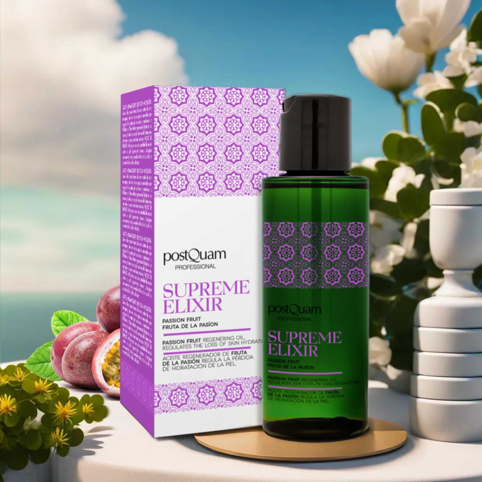 Grüne Flasche mit schwarzem Deckel und lila Etikett, neben einer lila Schachtel. Text: Supreme Elixir, Passion Fruit. Auf Tisch mit Früchten.