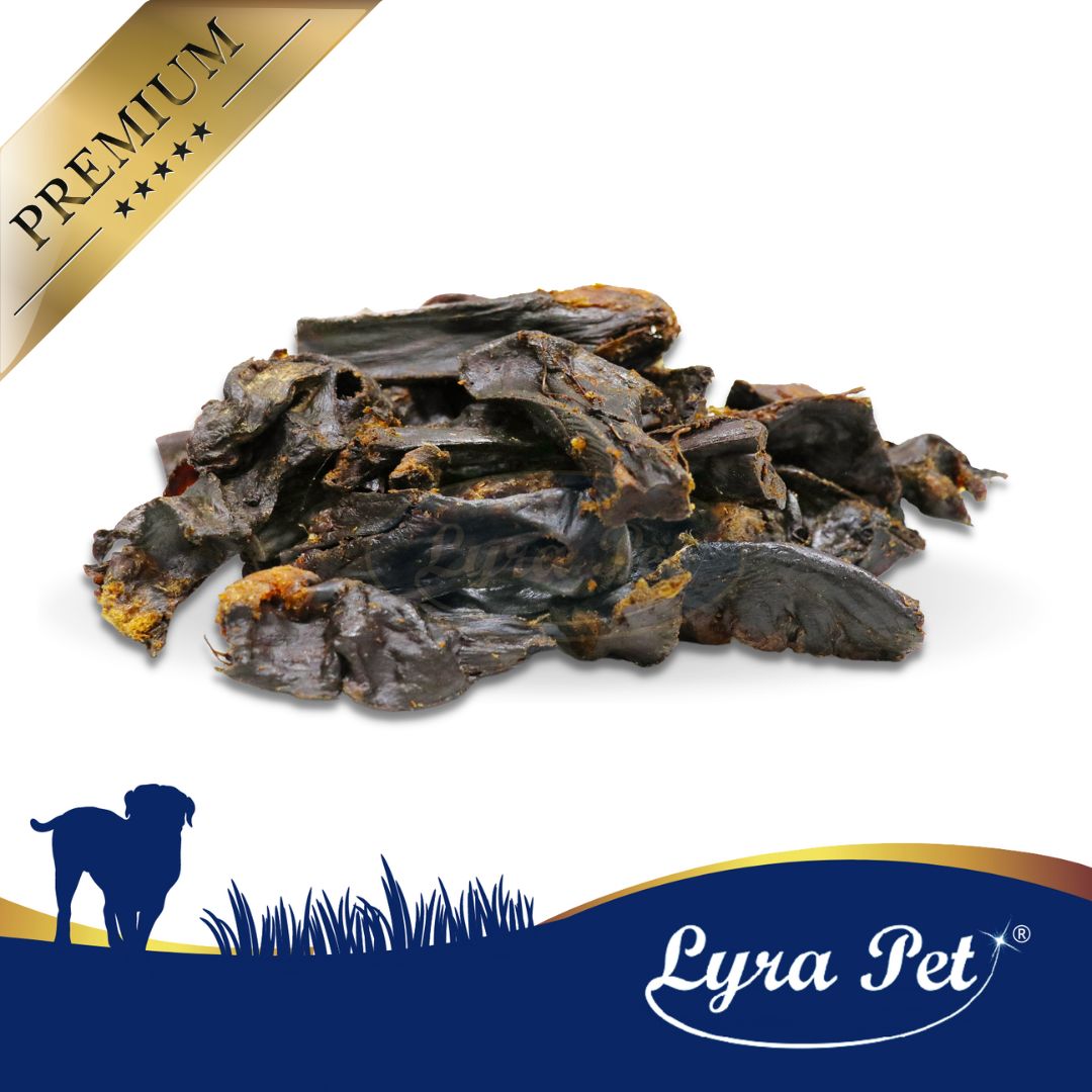 Haufen Lyra Pet Pferdeherz-Snacks. Sichtbar: Produkt, Logo, Premium-Label, Hunde-Silhouette und Schriftzug.