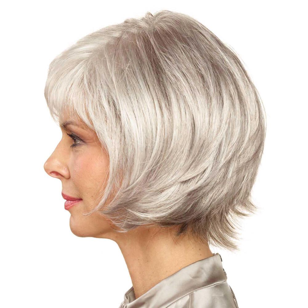 Kurzhaarperücke, grau-meliert, mit Pony. Frau mit Perücke, Seitenansicht.