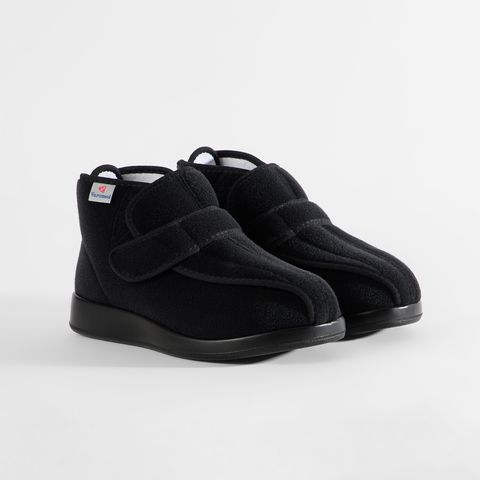 Schwarze Hausschuhe mit Klettverschluss und Zuglaschen.