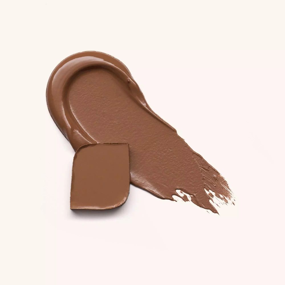 Brauner Creme-Bronzer-Abstrich mit einem quadratischen Tupfer daneben. Auf weißem Hintergrund.