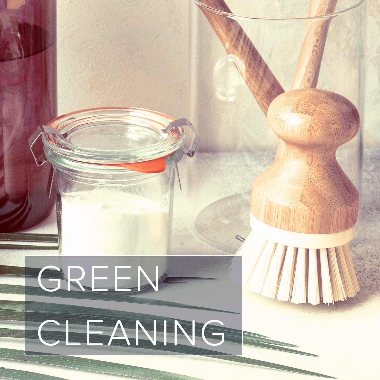 Glasbehälter mit Reinigungsprodukten. Text: Green Cleaning.