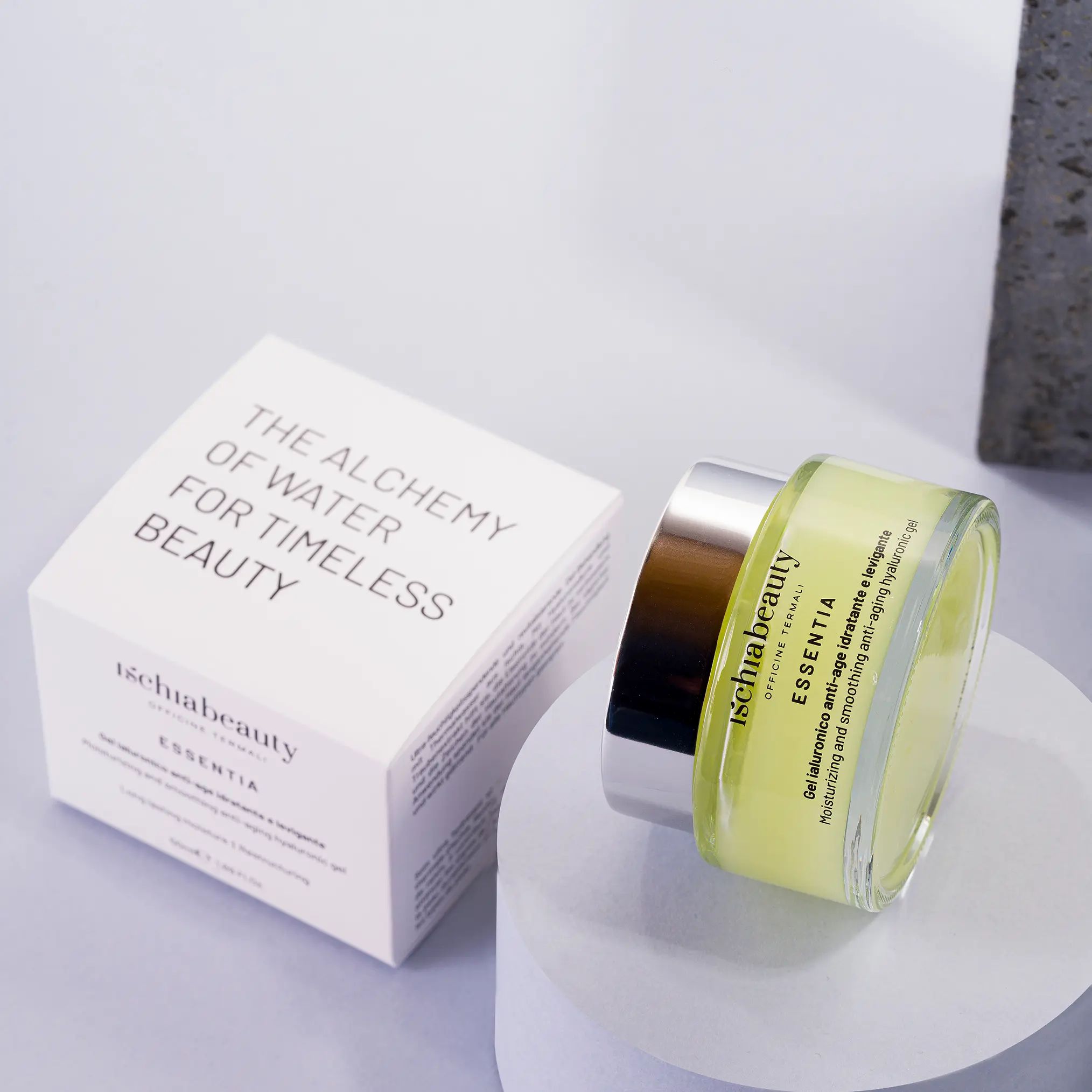 Produktverpackung und Tiegel mit grünem Gel. Text: ischiabeauty ESSENTIA.
