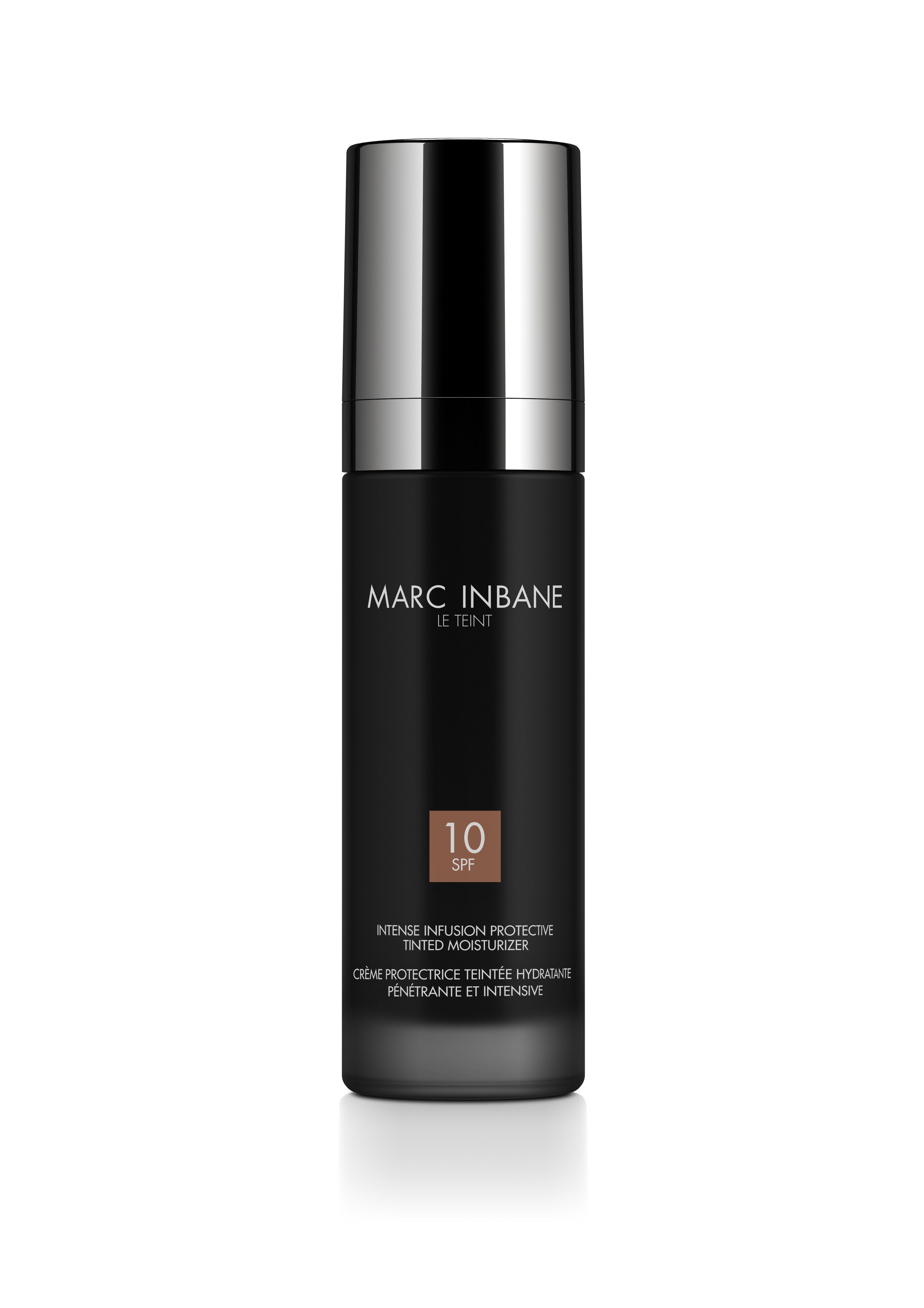 Schwarze Flasche mit silbernem Deckel. Aufschrift: MARC INBANE, LE TEINT, 10 SPF. Produkt: Intense Infusion Protective Tinted Moisturizer.